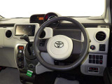 運転の際、常に目にする部分だけにシックで飽きのこないデザインが良いですね。