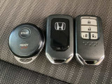スマートキー付きですからドアロックの開閉およびエンジンスタートが楽々です。電動スライドドアの開け閉めもボタンで操作できます。加えて、純正リモコンエンジンスターター用の操作キーもついています。