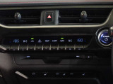ドライブモードセレクトスイッチはドライバーがより運転に集中できるようにメーターフード横に配置。すぐれた操作性を実現してます。