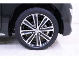 純正のアルミホイール装着。タイヤサイズは165/55R15です