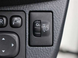 人や荷物を満載しても、対向車や先行車に迷惑をかけない、室内からヘッドライトの光軸を調整できます。