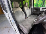運転席まわりには十分なスペースがあり、大柄な方でもゆったり運転していただける環境です。