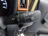 スイッチをオートに設定しておけば、車外の明るさに応じて自動的にヘッドランプを点灯・消灯します。夕暮れ時やトンネルの続く山道などを走行する時に便利なコンライトを装備しています。
