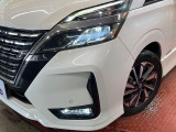 【LEDヘッドライト】悪天候や夜間走行時も良好な視界を確保し安心して運転できる高輝度LEDヘッドライトを装備!点灯速度が早く、消費電力も抑えられています。