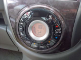 お好みの温度に合わせれば自動的に調節、オートエアコン装備。年中快適な車内。