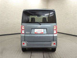 バックカメラが付いているので後方確認が非常にしやすいです。今や運転初心者も熟練者も必須装備!ついていて損はないですね♪