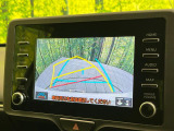 【バックカメラ】駐車時に後方がリアルタイム映像で確認できます。大型商業施設や立体駐車場での駐車時や、夜間のバック時に大活躍!運転スキルに関わらず、今や必須となった装備のひとつです!