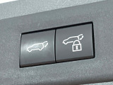 【パワーバックドア】スマートキーや運転席のボタンを押すだけでリアゲートが自動で開閉します!荷物を持っている時や、高い位置にあるバックドアを閉める際に便利な機能です♪