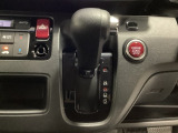 CVT車のセレクトレバーです。低速から高速まで、変速ショックのないスムーズな走りを実現するとともに、エンジン効率のよい領域を維持することで燃費にも貢献します。