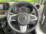 インテリアに合わせたデザインのステアリングは、運転される方のことも考え、運転しやすい形状、大きさです。是非一度、実際に触ってお確かめください。
