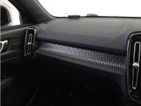 ダッシュボードに収められたカッティングエッジ・アルミニウム・パネルをLEDライトが照らし出し、XC40R-Designのインテリアに昼夜を問わず特別な雰囲気を添えます。