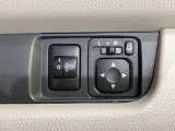 【電動格納ミラー】サイドミラーは電動格納式となっており、狭い駐車場でもキズがつくリスクを抑えられます。