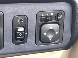 【電動格納ミラー】サイドミラーは電動格納式となっており、狭い駐車場でもキズがつくリスクを抑えられます。