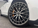 メルセデス・ベンツの定める厳しい基準をクリアしたお車のみをご案内させて頂きます。納車前整備はメーカー規定に基づき最大100項目にも及ぶ点検を熟練のメカニックによって行いご納車させて頂きます。