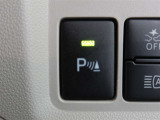 コーナーセンサーを車の前後に装備。障害物までの距離に応じて警告音を変えてお知らせ。縦列駐車時や駐車場・車庫などでの取り回しをサポートします。詳細は販売店スタッフまでおたずねください。
