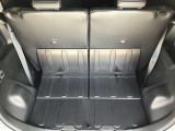 ラゲージルーム!後ろのシートは片方ずつ倒せます。乗る人や積む荷物に応じてアレンジが可能ですので多彩に使えてとても便利です。