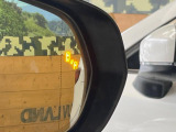 【ブラインドスポットモニター】走行中、ドアミラーの死角になりやすい箇所に後続車が接近するとサイドミラーのレンズに警告を表示!ドライバーに注意喚起をしてくれます。