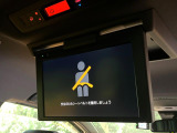 【フリップダウンモニター】大画面モニターで後席でもエンタメをお楽しみいただけます。小さなお子様にも大人気の装備です♪