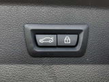 ボタン操作ひとつでトランクの開閉を可能とする電動トランクが付いております。