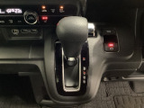 CVT車のセレクトレバーです。低速から高速まで、変速ショックのないスムーズな走りと、エンジン効率のよい領域を維持して燃費にも貢献します。サイドブレーキはスイッチ操作の電子制御パーキングブレーキです。