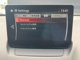 スマホと連動するコネクティビティシステム。Bluetoothの接続により、ハンズフリー電話やショートメッセージの読み上げも可能です。(CD/DVD/TV/USB/AUX)