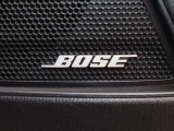 BOSEサウンドシステムを搭載。「良い音を出す」ではなく、その車種のごとに特徴を計算(車種専用設計)し、「反響音」を作り出すことによってどの座席でも自分中心で音が聴こえ、「心地よい空間」を作り出します。