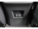 後部席へ乗車して携帯電話などを充電する時に前から配線を伸ばすとごちゃごちゃして邪魔になりがちですよね。そんな煩わしさを解消する後席側USBポート☆