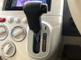 インパネシフトならハンドルからの移動距離が短く操作もスムーズ!また、足元が広くなりすっきりしますので、大柄な方でも快適にお過ごしいただけます。