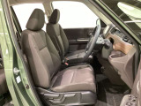 女性でも運転がしやすいように、シートの高さ調整機能(シートリフター)がついています。広い足元にゆったり座れるシートには肘掛も装備しており長距離の運転でも疲れにくいシートです。