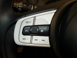 【ステアリングリモコン】ステアリングにオーディオ調節可能なスイッチが装備されていますので運転中でも視線をそらさずにオーディオの調節が可能です!