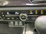 【オートエアコン】一度お好みの温度に設定すれば、車内の温度を検知し風量や温度を自動で調整。暑い…寒い…と何度もスイッチ操作をする必要はありません。快適な車内空間には必須の機能ですね♪