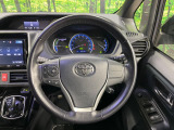 【純正革巻きステアリング】上質な革を使用することで、手にしっかり馴染みとても運転しやすいハンドルです♪