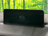 【10.25インチマツダコネクト】車内の雰囲気にマッチした大型ディスプレイ。スマホ接続でのナビ使用やBluetooth再生等、様々な機能が楽しめます。直感的なダイヤル操作が可能で、使い勝手も良好です。