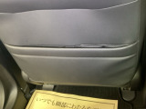 シートバックポケット付き。