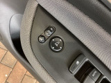 狭い駐車場で便利な電動格納ドアミラーが付いています。
