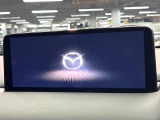 【10.25インチマツダコネクト】車内の雰囲気にマッチした大型ディスプレイ。スマホ接続でのナビ使用やBluetooth再生等、様々な機能が楽しめます。直感的なダイヤル操作が可能で、使い勝手も良好です。