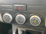 【オートエアコン】一度お好みの温度に設定すれば、車内の温度を検知し風量や温度を自動で調整。暑い…寒い…と何度もスイッチ操作をする必要はありません。快適な車内空間には必須の機能ですね♪