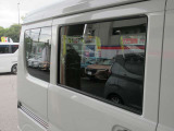 プライバシーリヤガラス 車外からの視線を遮るとともに紫外線もカットします。