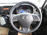 運転が楽しくなる明るく開放的な運転席まわりです。