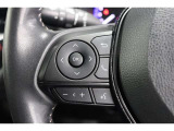 ハンドルから手を放さずにオーディオ操作が可能なステアリングスイッチ付き。