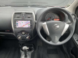 前席全体の内装となっております。車内もお洒落で高級感もありドライブも楽しくなります♪