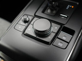 ナビ&オーディオ操作ダイヤル「コントロールコマンダー」は自然と手の触れる位置に配置されています。目線を外すことなく手元で操作できます。