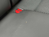 後席中央にタバコ跡がございます◆ただ室内はキレイでその分お買得価格となっております☆