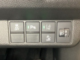 ハンドルの右側にはヘットライトリベライザーとHondaセンシング用のメインスイッチがついています。ヘッドライトリベライザーは道路状況や積荷の加重に応じてライトの高さを調節できます。
