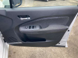 乗り降りで多く使用する運転席ドアですが、目立った傷や汚れもなく綺麗です!