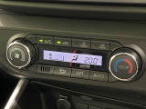 【オートエアコン】一度お好みの温度に設定すれば、車内の温度を検知し風量や温度を自動で調整。暑い…寒い…と何度もスイッチ操作をする必要はありません。快適な車内空間には必須の機能ですね♪