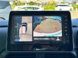 【マルチアラウンドモニター】まるでクルマを真上から見下ろしたかのような視点で駐車をサポートします!クルマの斜め後ろや真横など、前後左右の4つのカメラの映像が合成されて、モニターに映し出されます。