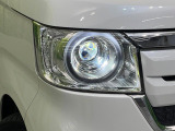 【LEDヘッドライト】悪天候や夜間走行時も良好な視界を確保し安心して運転できる高輝度LEDヘッドライトを装備!点灯速度が早く、消費電力も抑えられています。