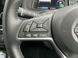 運転席のハンドルにまとめられたスイッチ群。一目で分かりやすく操作しやすいです。