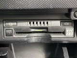 【ETC】有料道路を利用する際に料金所で停止することなく通過できる、ETC車載器(ノンストップ自動料金収受システム機器)が装備されています。セットアップを行うことで利用可能になります。